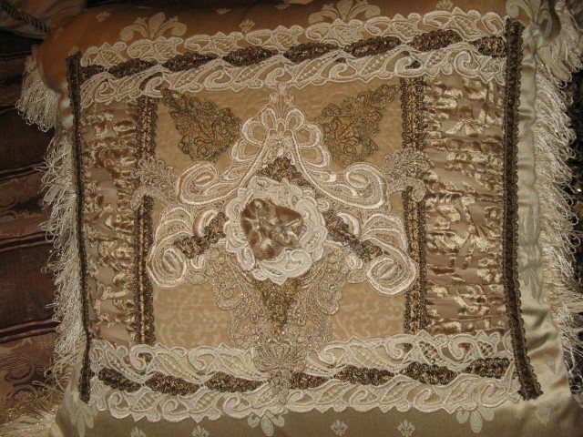 Lacy Taupe/Cream